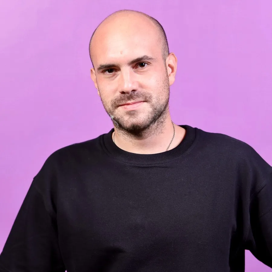 Retrato de Agustín Canosa sobre fondo violeta